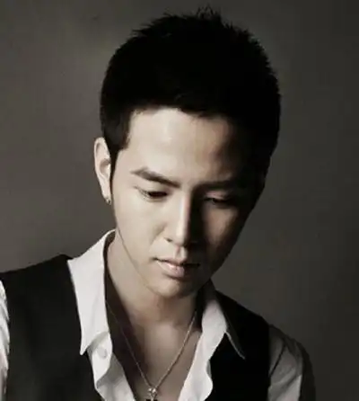 精短的发型有着坏男孩的样子呢,而露出倒三角脸型的精致和立体呢,男生