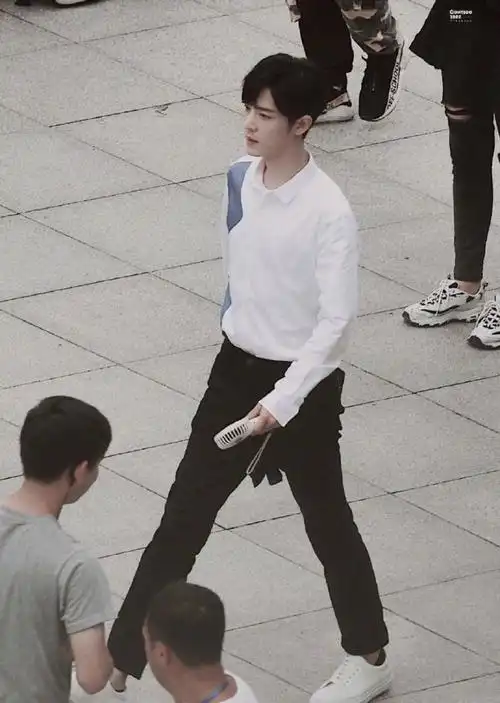 内娱九头身身材的明星#必须96身材优越的肖战比例绝佳 走路带风