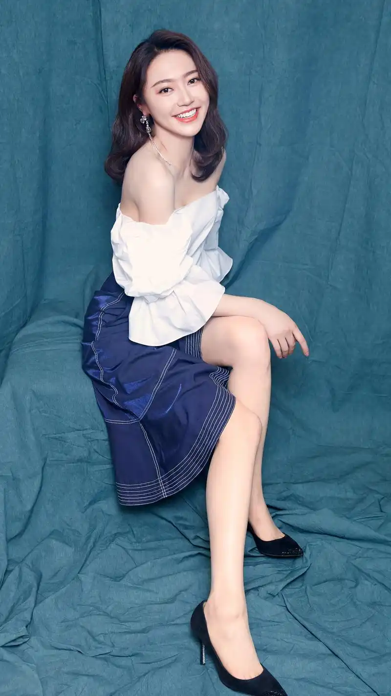 90后小花黄梦莹惊艳动人,尽情诠释女神风范