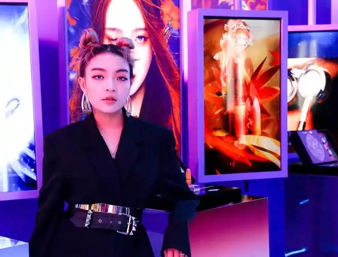 va式丸子头vava出席时尚活动酷girl又可爱