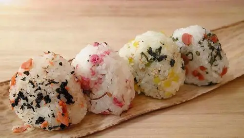 去日本旅游时,看到日本人吃的饭团,才明白原来它并不亚于寿司