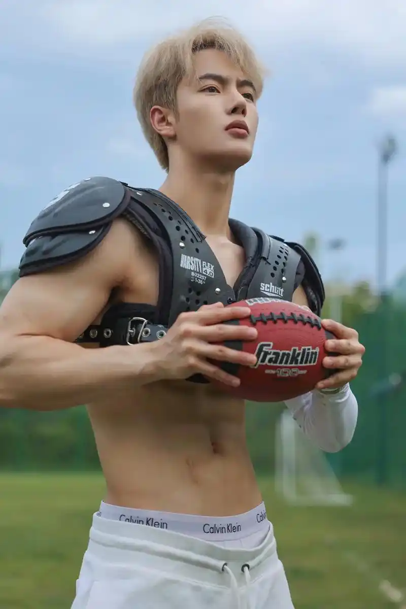 运动橄榄球腹肌帅哥户外写真,男生写真拍摄#男生拍照 #腹肌 - 抖音