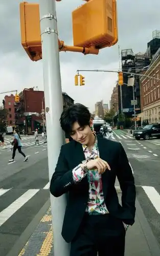 蔡徐坤纽约时尚个性街拍写真