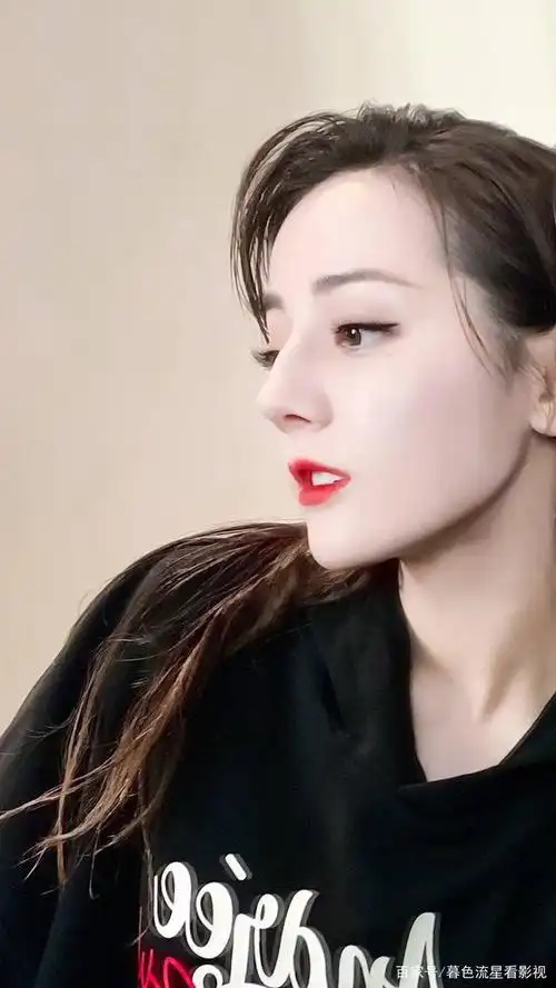 迪丽热巴侧面照显的脸型好精致
