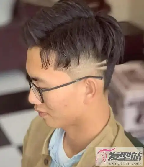 男生两道杠刻痕发型 吸睛帅气潮男都这样剪