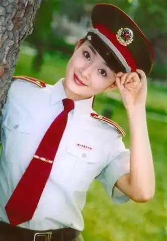 演军人不招吐槽的女星,只服这8位,颜值高不说,还最具军人气质_军装