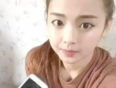 原创杨超越早期"打工照"流出,没有少女感,最在乎的眉毛竟然是这样