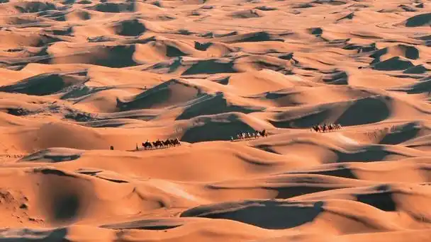 苍凉豪迈!航拍中国第四大沙漠腾格里沙漠