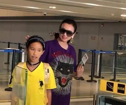 张庭一家四口现身机场,豹子头短袖显年轻,49岁不想两个孩子妈_感觉
