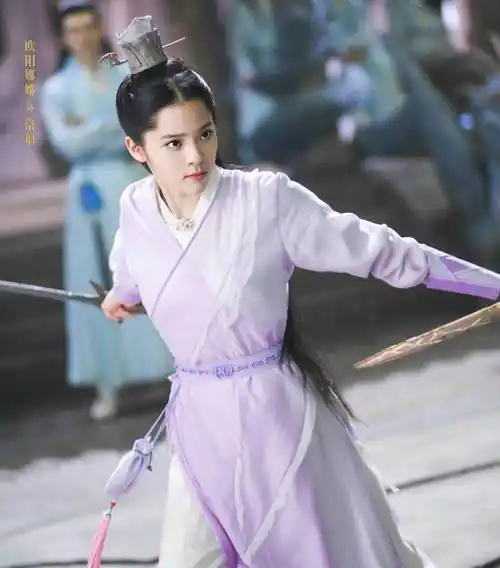 欧阳娜娜故意晒侧脸照,和一年前差别巨大,终于理解直男的审美_照片