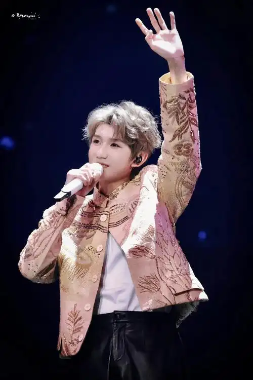 王源说一个月五场狂欢##王源晒巡演舞台照说下个舞台见