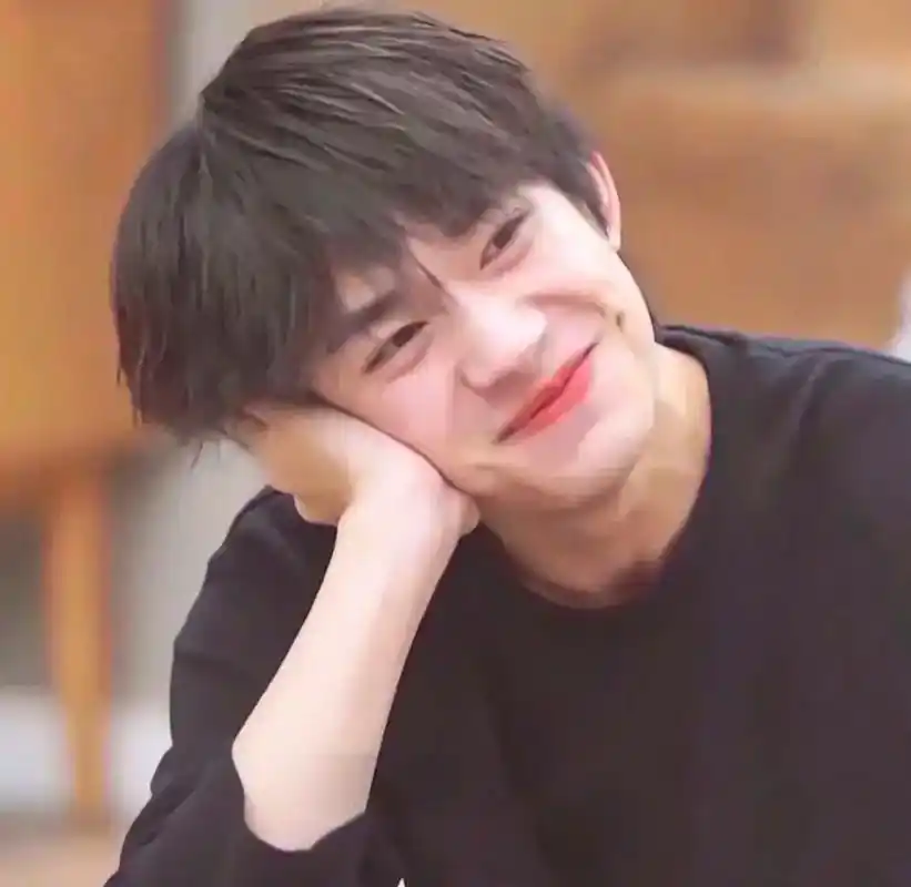 易烊千玺的头像男生霸气冷酷