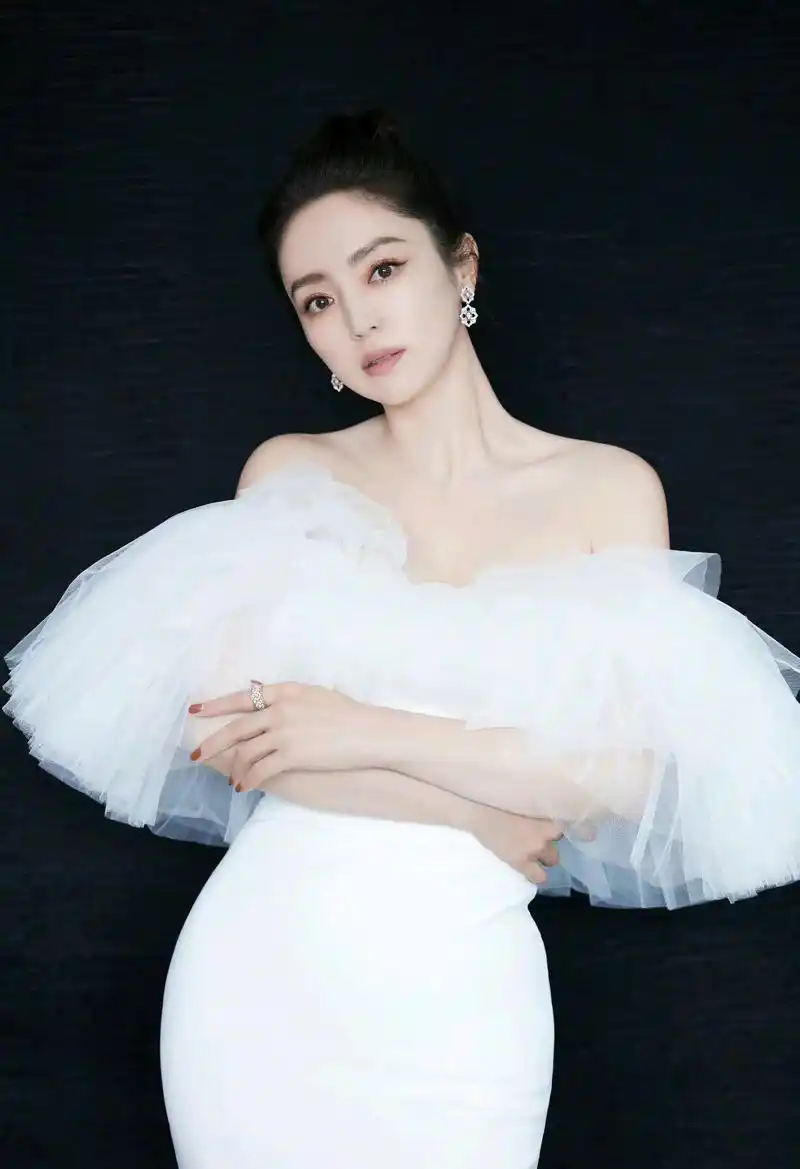 气质女神董璇风姿绰约,韵味十足