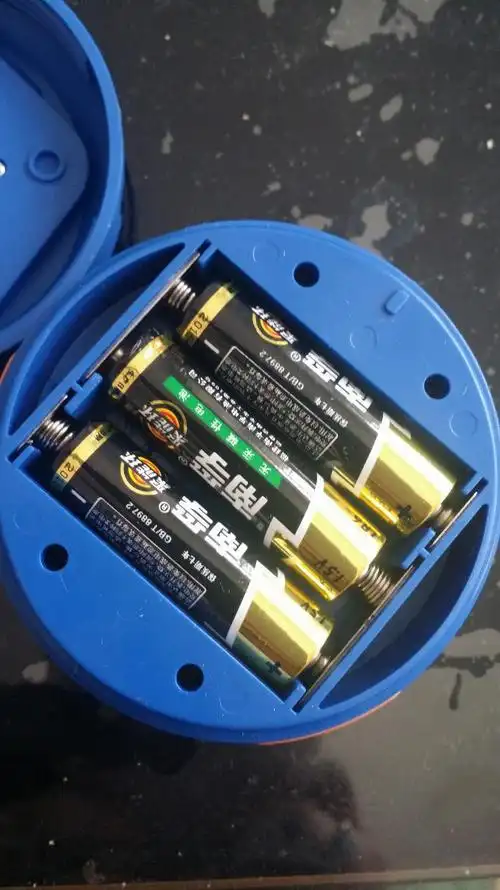 要装三节5号电池才可以,应该可以坚持蛮长时间吧!