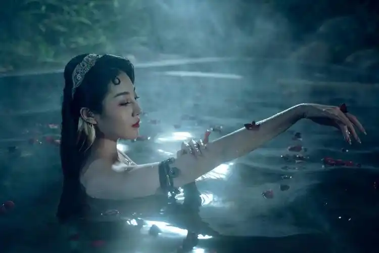 美丽蛇女的魅力来袭 死亡之旅是危险的