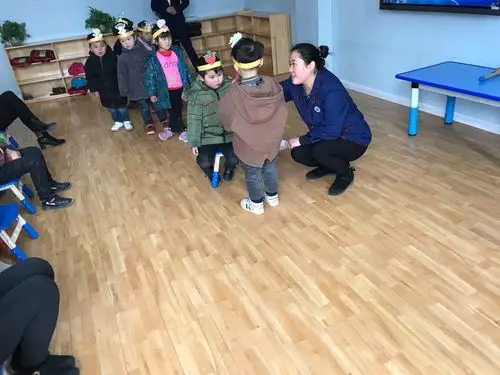 苹果队宝贝儿们的情景剧《拔萝卜》