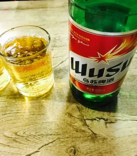 他家有乌苏啤酒12块钱一瓶确实好喝后劲大感觉一瓶顶两瓶雪花老板娘