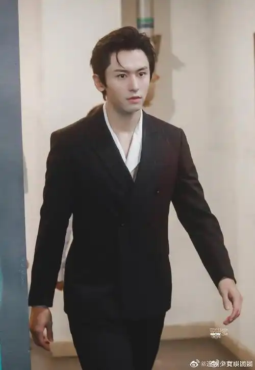 张哲瀚背头西装氛围感