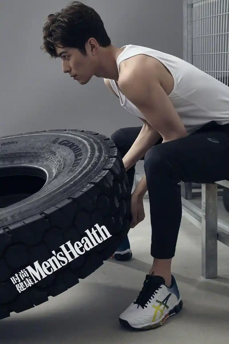 组图:陈学冬登上杂志封面 身穿白背心推轮胎肌肉线条诱人