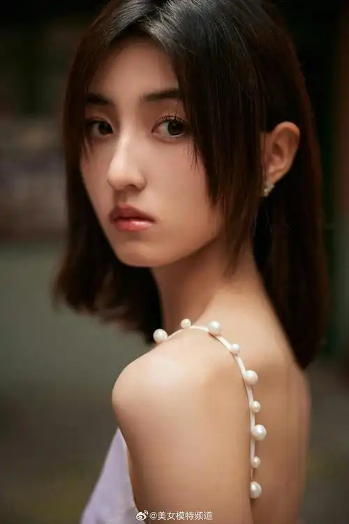 张子枫白色丝缎露背长裙