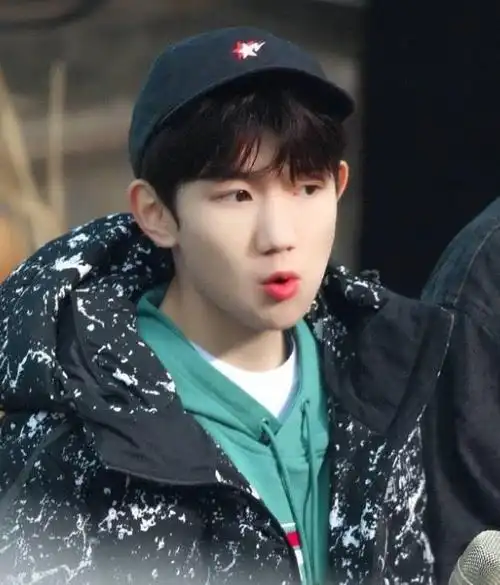 抓拍王源偷吃全过程,看到卖萌的"嘟嘟嘴",粉丝:彻底心动了