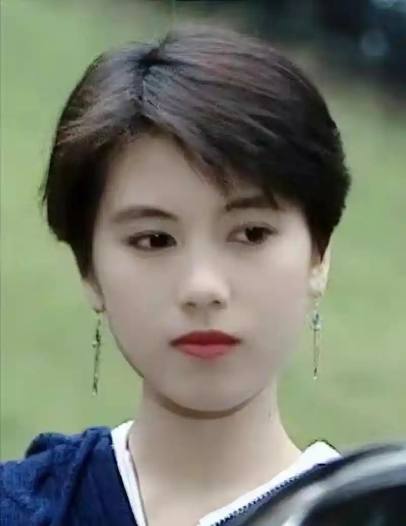 1990年,19岁的新人女演员余倩雯被曾志伟邀请出演电影