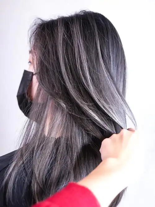 铅笔灰77灰金色挑染小姐姐染过红色,改成冷色调漂了两次,她很喜欢