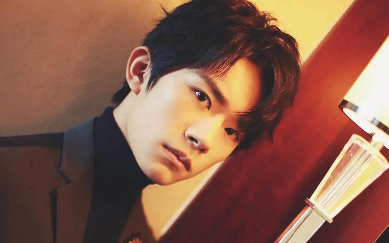 最新易烊千玺英伦风写真易烊千玺魅力壁纸