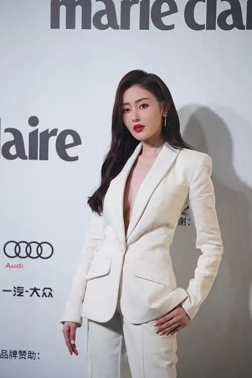 张天爱鞋子失踪术挺高级白色西装裤直接到地真挺显腿长