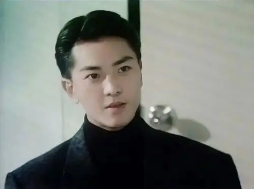 原创郑伊健罕见短发造型曝光戴眼镜风度翩翩颜值秒杀小鲜肉