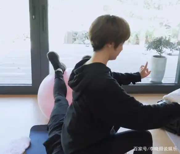 吴京一早起床健身,叫谢楠坐他肚子上,这坐下的位置确定没搞错?