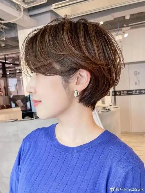 一个精致的发型能够提升整体形象,让女性更加自信地面对生活和工作.