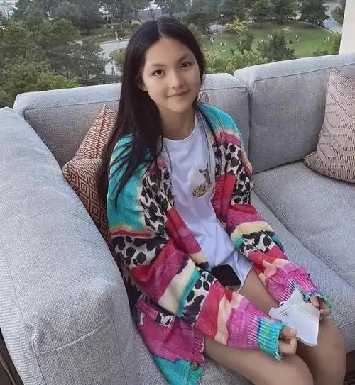 女星童年大公开赵露思网红脸欧阳娜娜软萌杨紫太普通