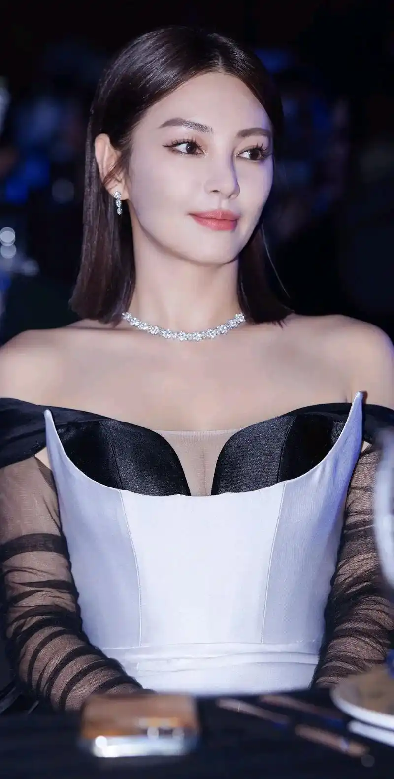 张雨绮高清写真性感迷人,气场强大,十足的霸道女总裁范