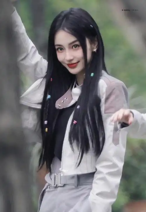 跟随时尚女神angelababy,get清新可爱的麻花辫披发造型