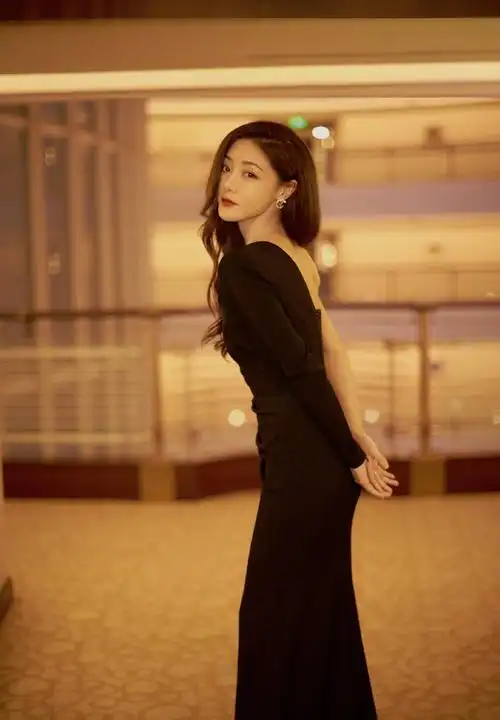 邓家佳化身气质女神,斜肩黑色鱼尾裙衬托好身材,时髦优雅又吸睛