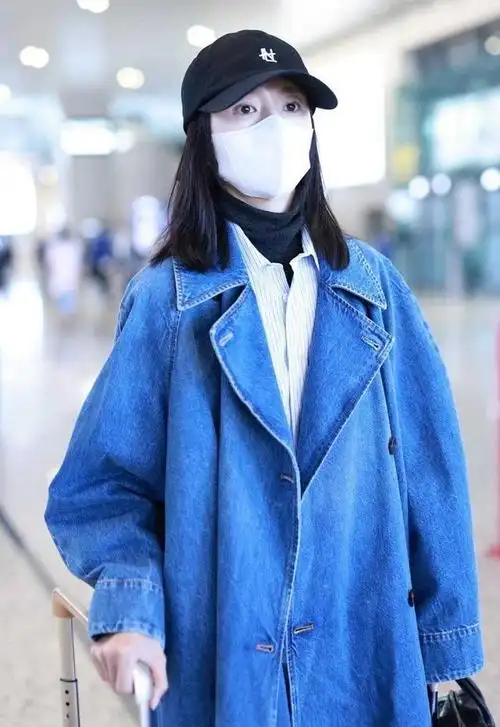 董洁真不像四十多岁的人,穿牛仔风衣配衬衫走机场,年轻似大学生