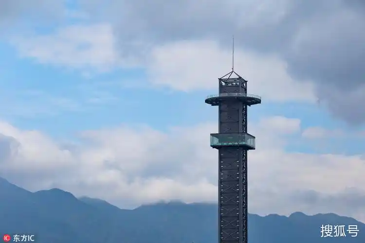 99米庐山西海之星玻璃观光塔即将开始正式营业