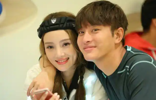 李小璐"哺乳衣"出镜,酥胸若隐若现太勾人,网友:老公不管?