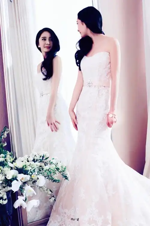 杨幂穿上婚纱的那一刻,仿佛整个世界都为她静止