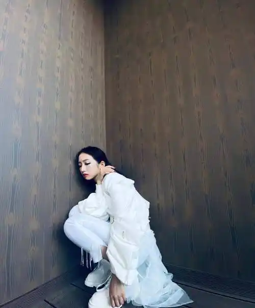 孟美岐有多会穿?抹身材西装气质满满,阔腿一点不显矮_裙装_风格_版型