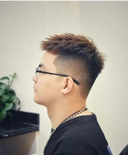 还可以和当下流行的烫发来做搭配,两侧铲短摩根烫就是其中之一