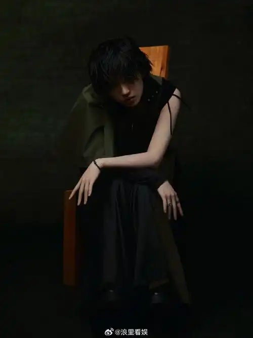 陆柯燃穿的解构主义高定衣裙