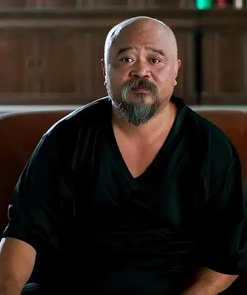 演员李琦不顾医生劝阻,每天2包烟,顿顿8两白酒,如今变成这样