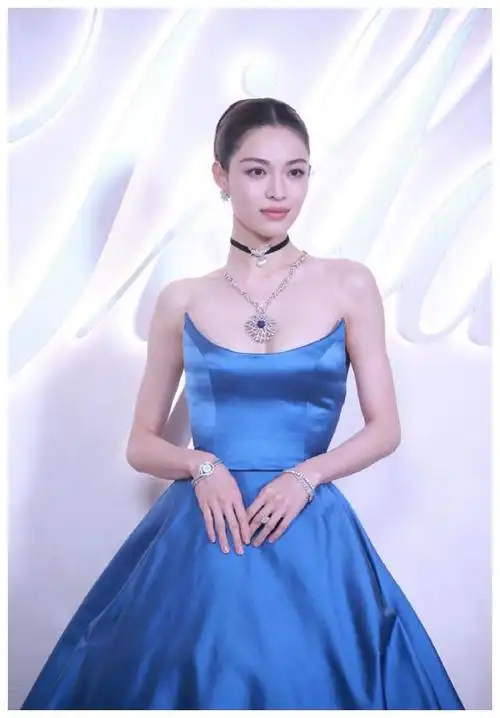 唐嫣最新活动照片曝光颧骨醇猛气质不减网友热议