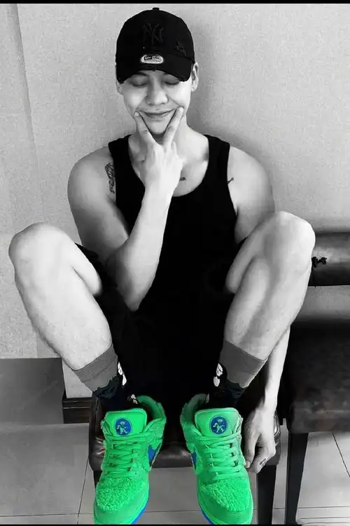 明星「撞鞋」合辑!陈伟霆,周杰伦上脚同一双重磅联名,谁更帅?