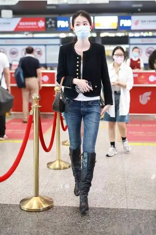乔欣北京出发,小香风外套搭配牛仔裤优雅时尚_机场
