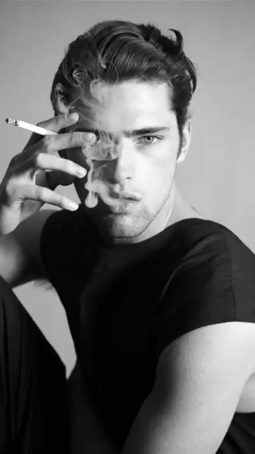 欧美人物抽烟黑白写真