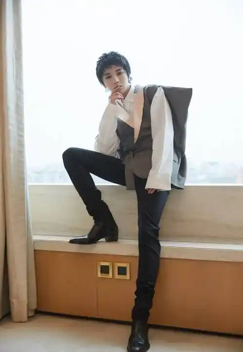 《快乐男声》冠军出道,今穿拼接休闲套装,舞台上太霸气_华晨宇_牛仔裤