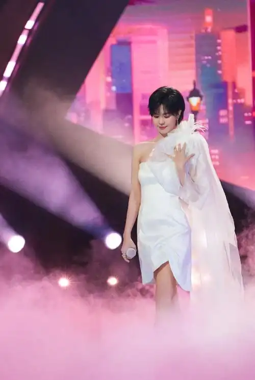 郁可唯超话#元宵节##湖南卫视元宵喜乐会#@郁可唯姐姐《终身浪漫的